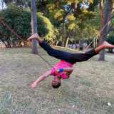 E infine chiude la sessione con un difficile shoulder stands restando in equilibrio con le spalle poggiate sulla striscia e le gambe in aria